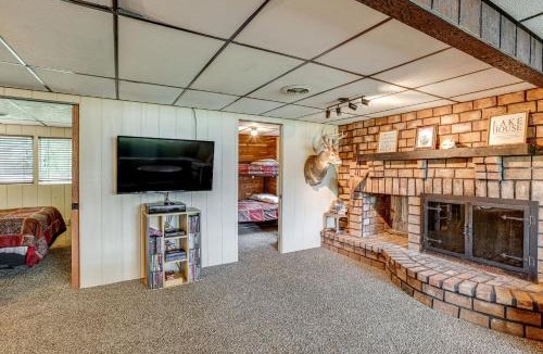 Brohman House | Lakefront Home w/Deck: Central Michigan Escape!
