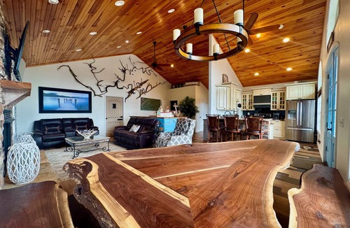 La Follette Cabin | Lakefront, hot tub, 7bdrm, 30 guests, fire pit, kayaks, sxs trails bunk rm.