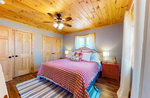 New Tazewell House | Lakefront House Sleeps 12 Hot Tub Mtn view Grill