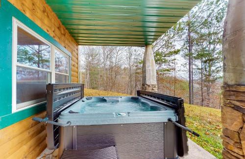 New Tazewell House | Lakefront House Sleeps 12 Hot Tub Mtn view Grill