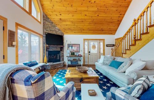 New Tazewell House | Lakefront House Sleeps 12 Hot Tub Mtn view Grill