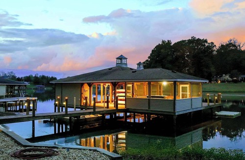 Livingston House | Lakefront Lake Anna, Pool, Hot Tub, Dock