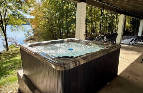 Cadiz House | Lakefront Oasis 7 BR/Dock/Hot Tub/Fire Pit/Game Rm