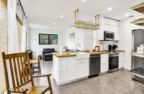 West Park House | Lakefront Oasis | BBQ, Pool, Kayaks & Sleeps 10