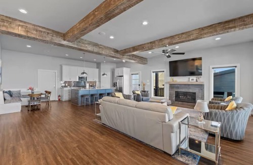 Tool House | Lakefront. Private Infinity Pool. Hot tub. Fishing dock.