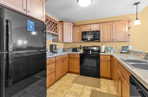 Two Harbors Condo | Lakefront Resort Condo with Pool & Hot Tub