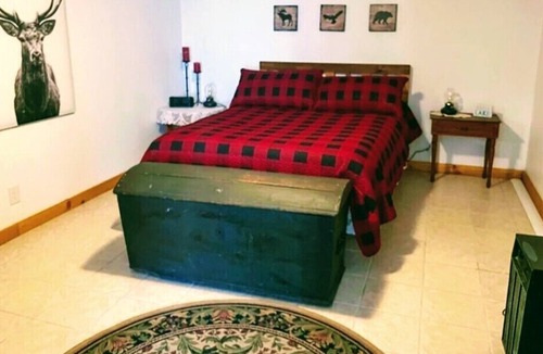 Deerbrook House | Lakefront Retreat- Cozy and Comfortable- Sleep up to 13! Dog Friendly!