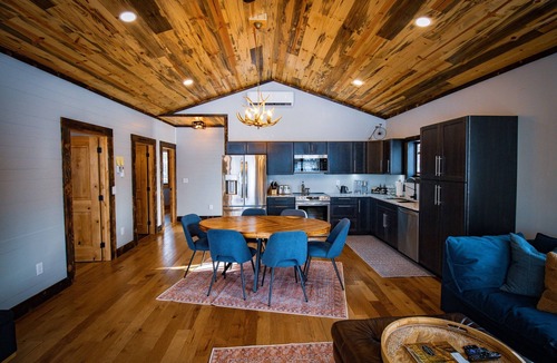 Crosby Cabin | Lakefront Rustic-Chic Guesthouse - Hot Tub, 4 beds (2 King size!)