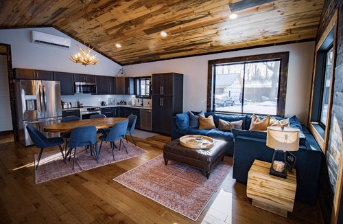 Crosby Cabin | Lakefront Rustic-Chic Guesthouse - Hot Tub, 4 beds (2 King size!)
