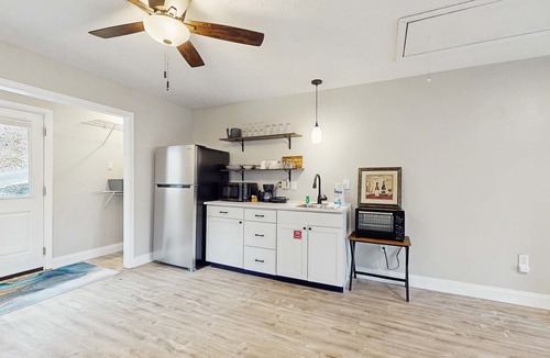 Caryville House | Lakefront Studio, Sleeps 2・Deck・Grill・Dogs Allowed
