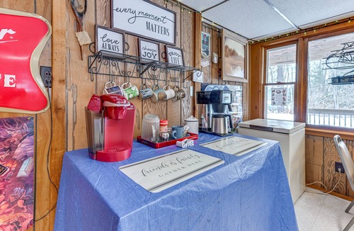 Suring House | Lakefront Suring Home w/Pool Table + Views!