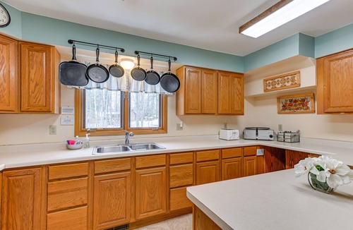 Suring House | Lakefront Suring Home w/Pool Table + Views!