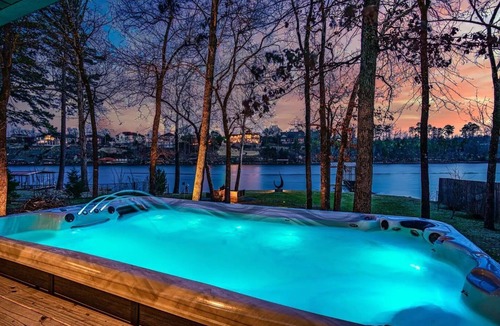 Piney House | Lakefront Swim Spa Oasis on Main Channel in Hot Springs