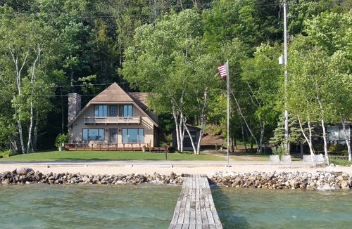 Frankfort House | Lakefront Cottage on the South Shore of Crystal Lake