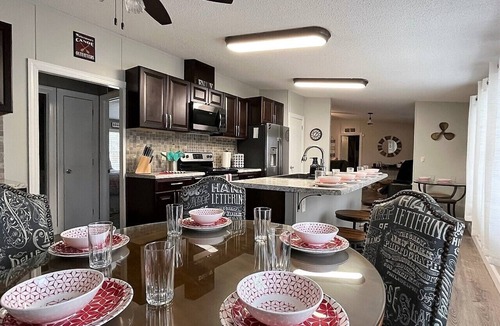 Jacksboro House | Lakefront w/few steps to water & private boat dock