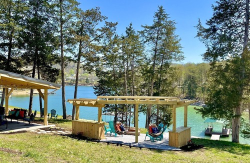 Jacksboro House | Lakefront w/few steps to water & private boat dock