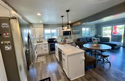 Ferrysburg House | Lakefront "Wine Down" Cottage