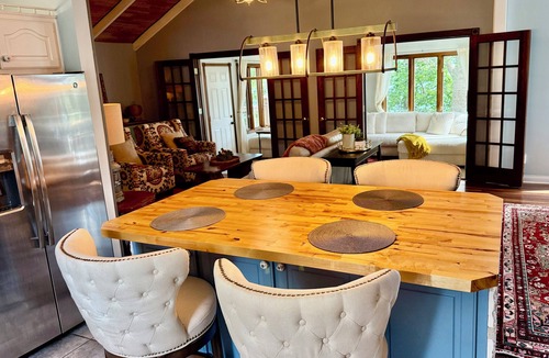 Glasgow House | Lakehouse with dock close to Mammoth Cave and WKU