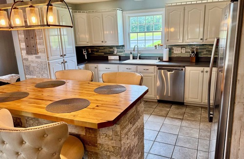 Glasgow House | Lakehouse with dock close to Mammoth Cave and WKU