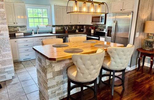 Glasgow House | Lakehouse with dock close to Mammoth Cave and WKU