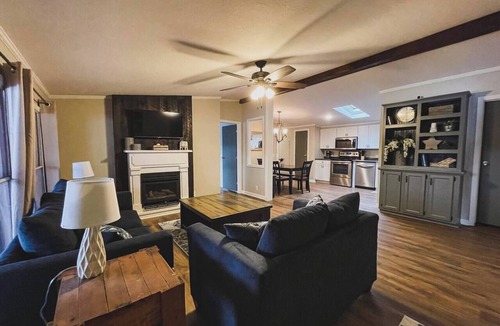 Brookport House | Lakehouse with Hot Tub - Near Shawnee Forest