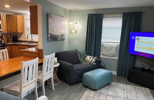 Ludington Cottage | Lakeshore Cabana 2-bedroom cottage with AC in charming Ludington