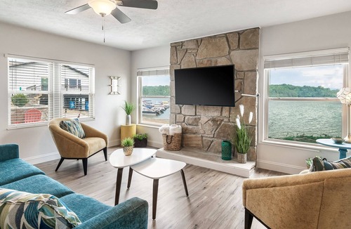 Dandridge Cottage | Lakeside Cottage - Lake View / Mountain View / WiFi / Fireplace / Hot Tub