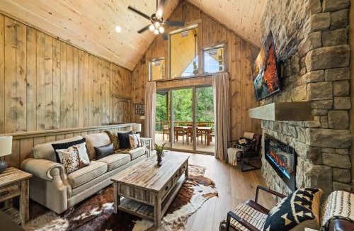 Sevierville House | Lakeside Country - Hot Tub Retreat with Lake Access