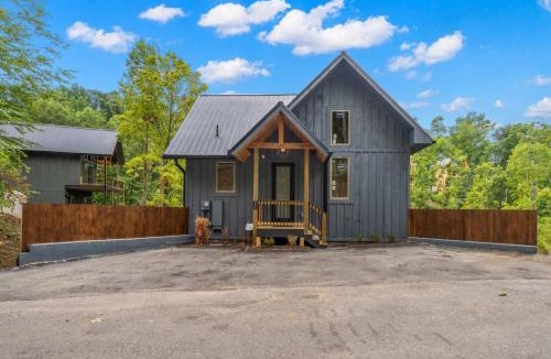Sevierville House | Lakeside Country - Hot Tub Retreat with Lake Access