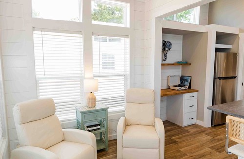 Lincoln House | Lakeside Elegance: Cozy Tiny Home Retreat for Two #1
