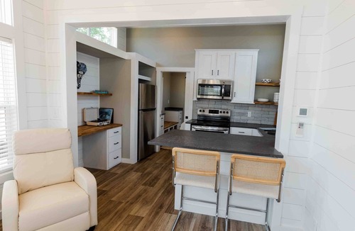 Lincoln House | Lakeside Elegance: Cozy Tiny Home Retreat for Two #1
