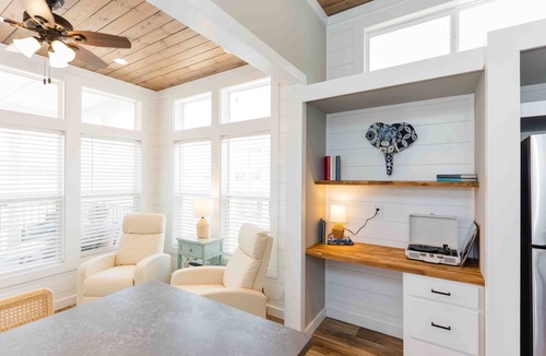 Lincoln House | Lakeside Elegance: Cozy Tiny Home Retreat for Two #1