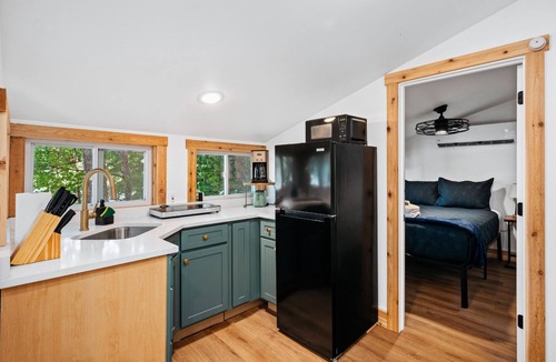 Mayfield Cottage | Lakeside-Hot Tub-Sauna-Pontoon Rentals-Near TC!