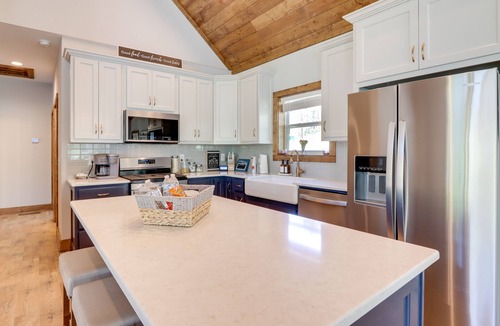 Ellijay Cottage | 'Lakeside Paradise' in Ellijay: Hot Tub, Fire Pit