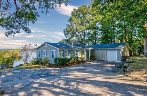 Camden House | Lakeside retreat! Sunset view, newly remodeled+ new dock! Visit our lake!