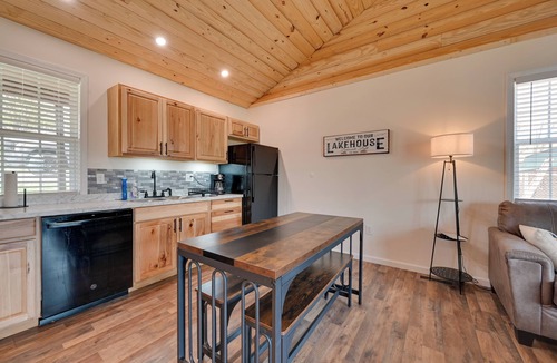 Somerset Cabin | Lakeside Views! Somerset Escape 1 Mi to Boat Ramp