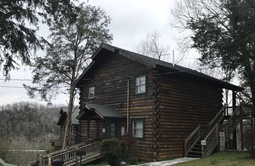 Allons Cabin | Lakeview Cabin at Marina on Dale Hollow Lake near Standing Stone State Park
