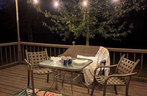 Quitman Cabin | LAKEVIEW! KING BEDS! Cove creek area within minutes to boat launch or swim!