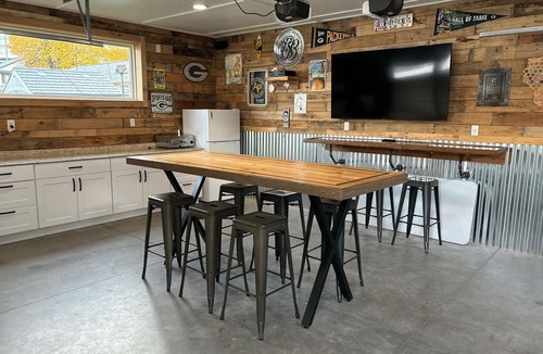 Green Bay House | Lambeau Field View! 3 King Beds & Game Day Ready Party Garage!