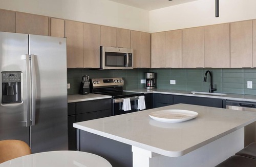 Eighth Avenue Apartment | Landing | Amazing 3BD, Gym