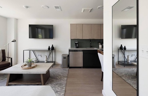 Eighth Avenue Apartment | Landing | Amazing Studio, Gym