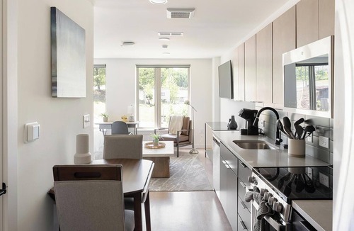 Eighth Avenue Apartment | Landing | Amazing Studio, Gym
