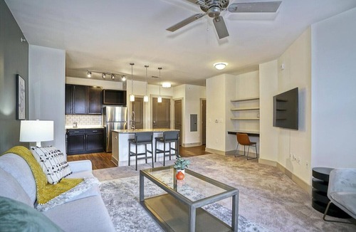 Crestline Heights Apartment | Landing at 4700 Colonnade - 1 Bedroom in Overton