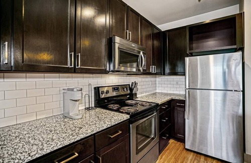 Crestline Heights Apartment | Landing at 4700 Colonnade - 1 Bedroom in Overton