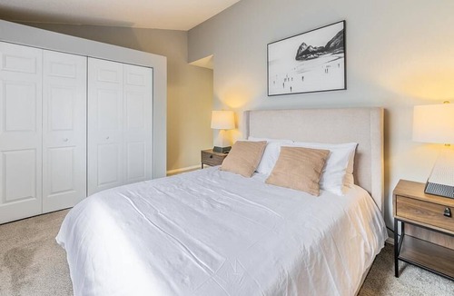 Ballwin Apartment | Landing at Waterford Manors - 2 Bedrooms in Valley Park