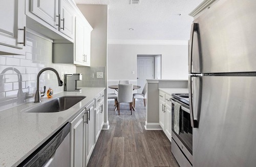 McDonough Apartment | Landing | Beautiful 2BD, Tennis Court, Yoga Studio