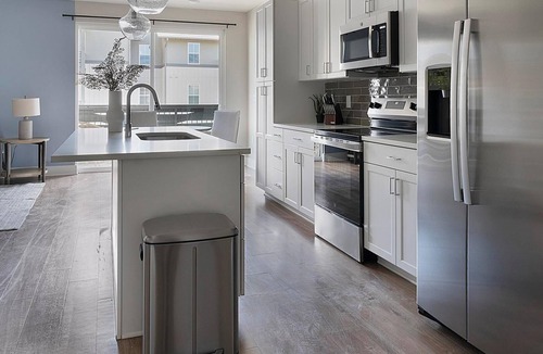 Oakwood Apartment | Landing | Chic 1BD, Pool, Gym
