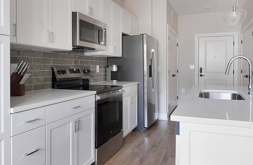 Oakwood Apartment | Landing | Chic 1BD, Pool, Gym
