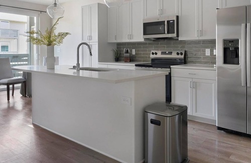 Oakwood Apartment | Landing | Chic 1BD, Pool, Gym