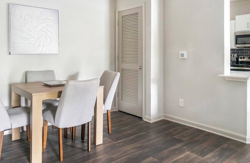 Stockbridge Apartment | Landing | Chic 2BD, Gym, Tennis Court